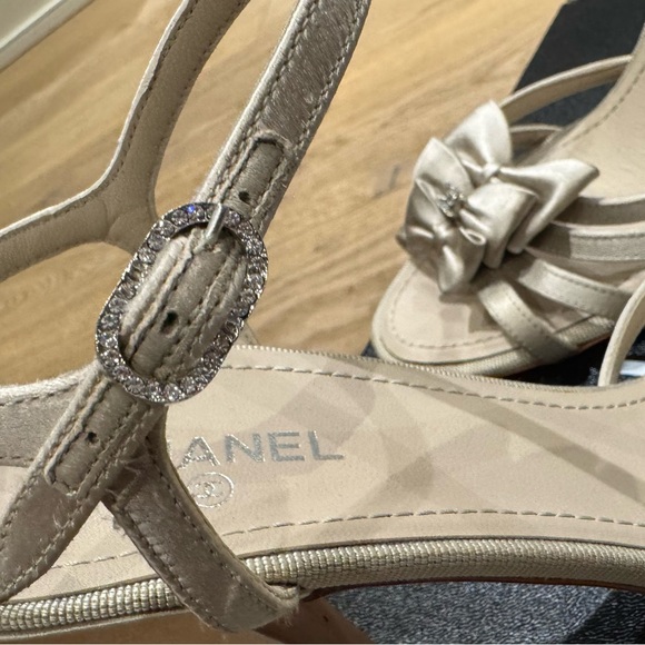 Chanel 13P Beige Satin Crystal CC Bow High Heels Size 38.5 - Picture 5 of 10